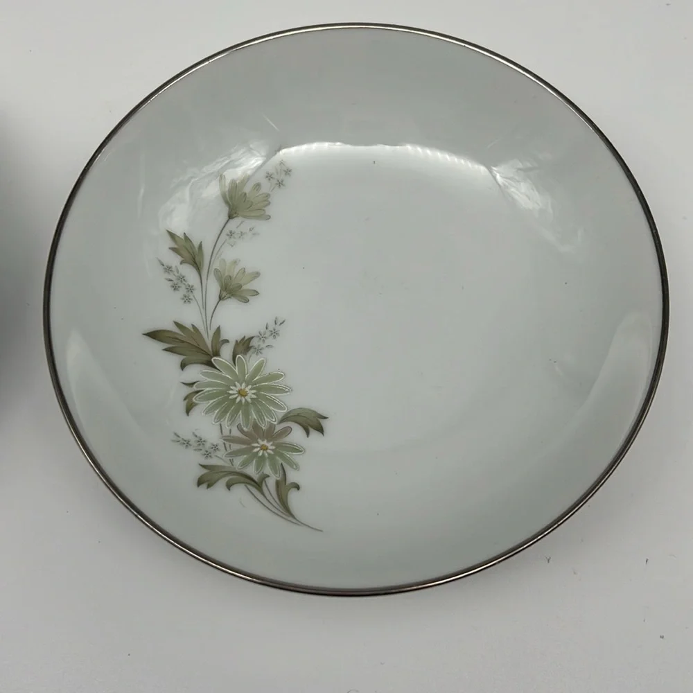 Noritake Soroya 6853 2 Shallow Fruit Bowls Light Green Daisy‎ Platinum Banded